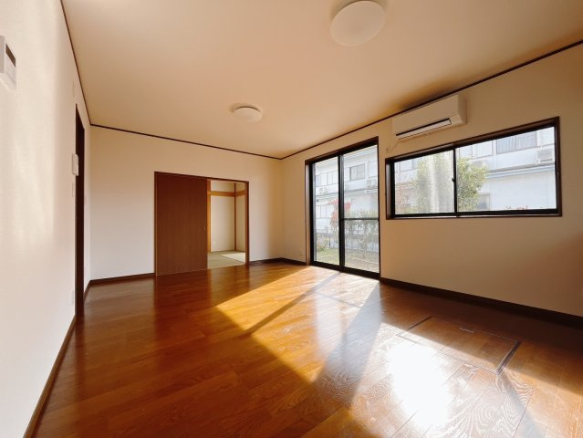 【中古戸建】本庄市東台2丁目の居間・リビング|■リビング｜大きい窓からあたたかいたっぷりの光が入ります♪開放的な空間で毎日をもっと快適に(*＾＾*)