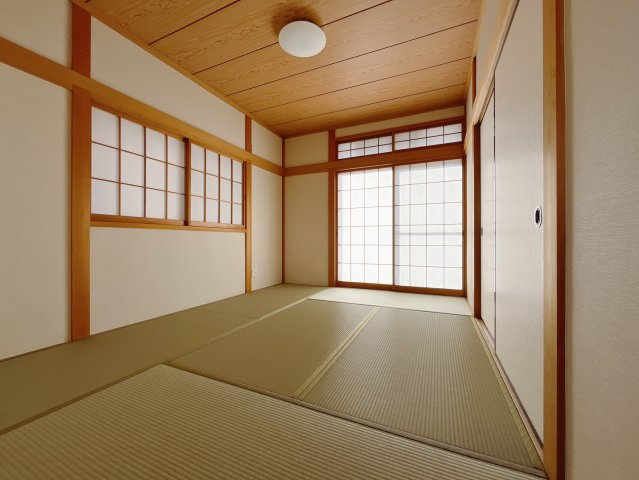 【中古戸建】本庄市東台2丁目の和室|■1階和室｜意外と場所をとるアイロンがけや、お洗濯物を畳むときにも広々と使うことができ、ちょっと一休みしたいとき、すぐに横になれるのも魅力です♪