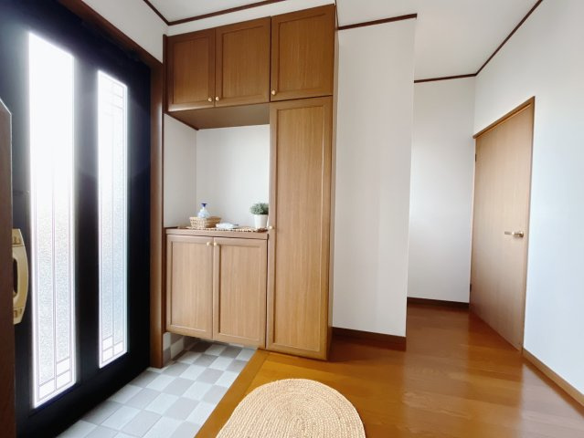 【中古戸建】本庄市東台2丁目の玄関|■玄関｜「玄関から、我が家を心地よく。自然の風や光を感じられる気持ちのいい玄関へ。」永く居心地のいい暮らしを演出する快適性能と安心を両立させたドアを採用しました！