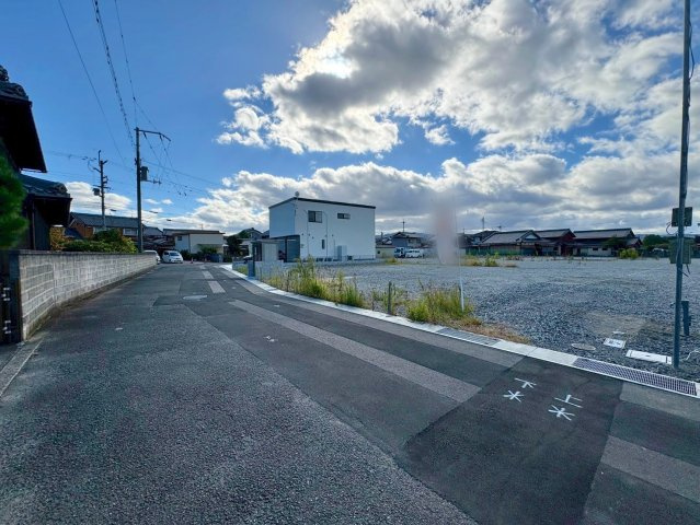 草津市矢橋町8号地　建築条件無し売土地の前面道路含む現地写真