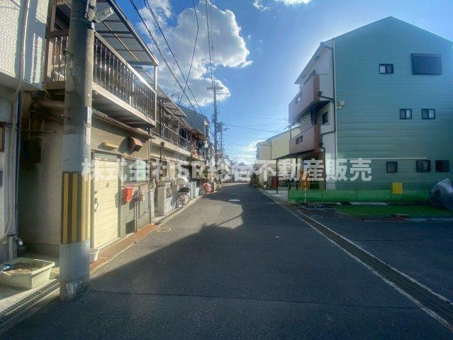 布市町1丁目中古テラスハウスの前面道路含む現地写真|前面道路含む現地写真です