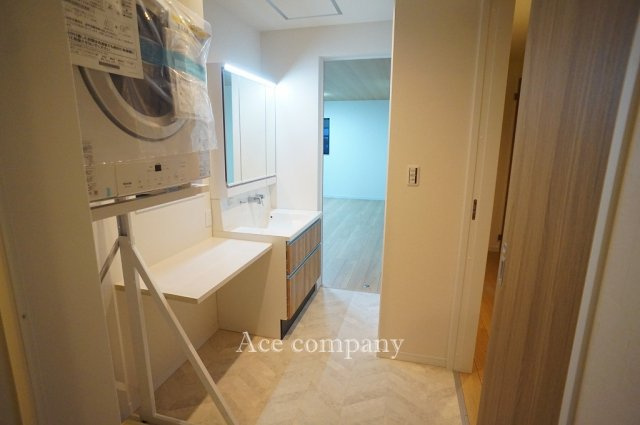 【内装】 | 東大阪市大蓮東4丁目 | 洗面室は便利な2WAYドア♪中央カウンター付き♪衣類乾燥機完備☆床下収納あります♪