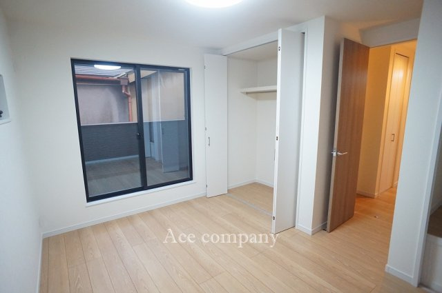 【寝室】 | 東大阪市大蓮東4丁目 | 【2階：洋室6.5帖】バルコニーに面したお部屋です☆