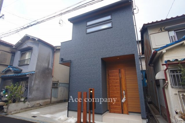 【外観】 | 東大阪市大蓮東4丁目 | 2トーンのお洒落な外観☆両サイド、隣家との間隔は十分に開いています♪お買い物徒歩4分圏内です♪