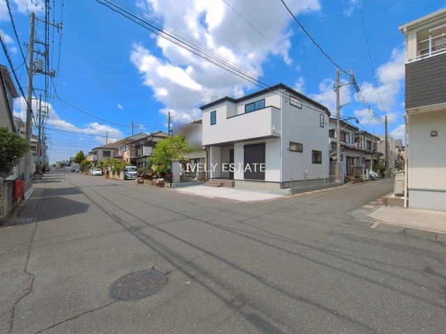 越谷市大字南荻島 新築分譲住宅の前面道路含む現地写真