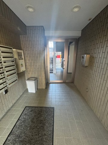 稲城市矢野口の賃貸マンションのエントランス