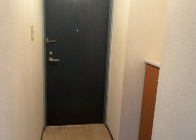 【玄関】 | レクセル相模原 | 玄関は家の顔でもあり、家族以外の目にも止まる場所です。玄関は外との間を仕切る扉、靴などをしまっておく収納スペース、靴脱ぎのたたきスペース、来客とのやり取りをするドアホンなど複数のアイテムからなります。