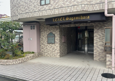 【エントランス】 | レクセル相模原 | マンションのエントランスには、もともと風よけや防犯の役割がありますが、マンションによって宅配ボックスなどの設備が備わっている所もあります。日々の生活をイメージしながら生活しやすさをチェックしましょう。