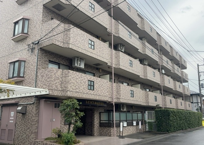 【外観】 | レクセル相模原 | 外観はマンション管理がされているかの目安になります。築年数が古いと、壁面は劣化してひび割れが生じることも！建物が古びていても細かいところが修繕されていると、きちんと管理されているなぁと感じるでしょう。