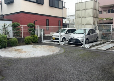 【駐車場】 | レクセル相模原 | 車一台あたりに必要なスペースは、標準サイズの普通自動車で横幅2m50cm、長さ5mは必要になります。ただし、乗降のことも考慮して横幅3m30cm、長さ5m50cmほどは確保できるところを選びましょう。