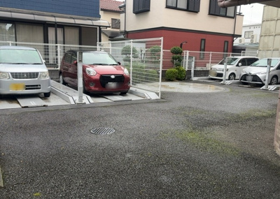 【駐車場】 | レクセル相模原 | 駐車場と明記されていても、最小スペースでつくられた駐車場だと大型車は駐車できなかったり、出入りしにくくなったりする可能性があります。お車のサイズと購入したい物件の駐車場のサイズを現地で確認しましょう。