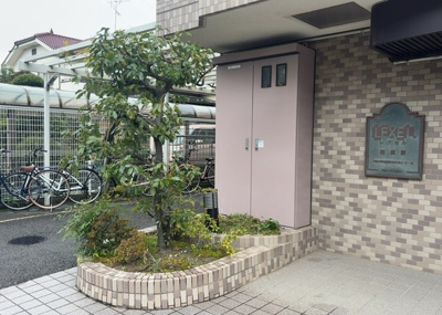 【庭】 | レクセル相模原 | 物件によっては、入居者が個人的に使用できる専用庭がついているものもあります。また、住宅の中にある土間の部分を庭と呼ぶこともあります。庭の用途は住む人によって変わり、それによってデザインもさまざまです。