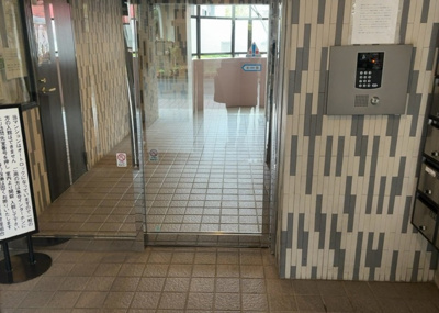 【ロビー】 | レクセル相模原 | ラウンジは、マンションの共用スペースに椅子やテーブルなどを配置した利用者が寛げる空間です。屋内型ラウンジと屋外型ラウンジがあります。共用部分の管理状況と合わせて、詳細については現地でご確認ください。