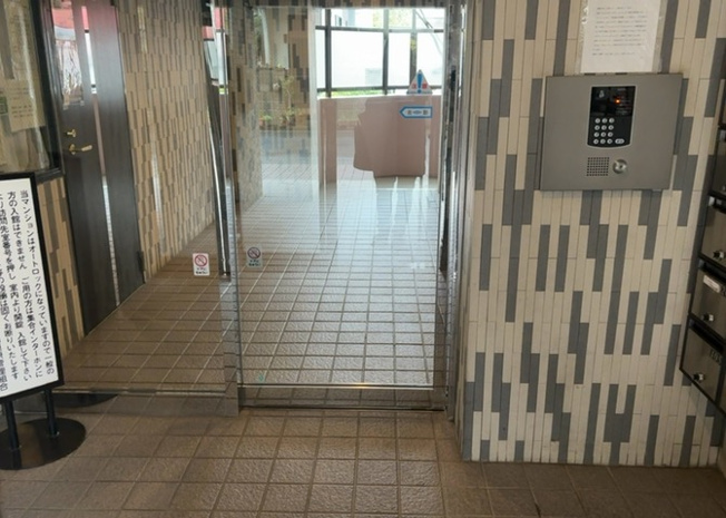 【ロビー】 | レクセル相模原 | ラウンジは、マンションの共用スペースに椅子やテーブルなどを配置した利用者が寛げる空間です。屋内型ラウンジと屋外型ラウンジがあります。共用部分の管理状況と合わせて、詳細については現地でご確認ください。