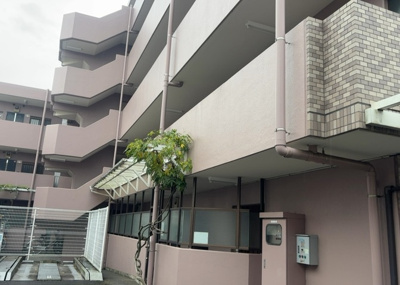 【構造・工法・仕様】 | レクセル相模原 | ＲＣ造、Reinforced Concreteは直訳すると補強されたコンクリートです。主に柱や梁・床・壁が鉄筋とコンクリートで構成おり、鉄筋を組んだ型枠にコンクリートを流し込んで固めたものを指します。