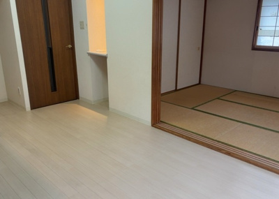【居間・リビング】 | レクセル相模原 | 直線タイプはLとDKを一直線に並べた形で対面キッチンのタイプです。一般的なのでよく見かけるかもしれません。直線タイプに似た直接アイランドタイプは、キッチンとダイニングの間に壁がない分広く感じられます。
