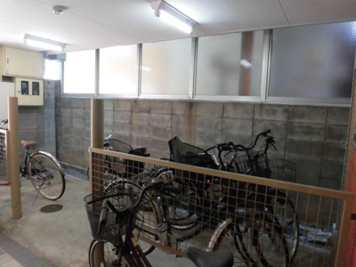 【その他共用部分】 | パールハイツ | 屋根付きの駐輪場です
