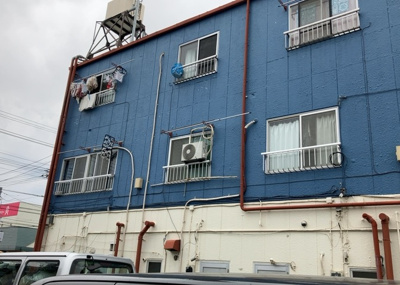 【外観】 | シャトル愛川 | 家を建てる場合、方位は要チェックです。現実的に日当たりのよい家ならばリビングは南側、建築基準法でも北側に当たる家への配慮は求められています。土地を見学に行く際は、方位磁針を持って行くようにしましょう。