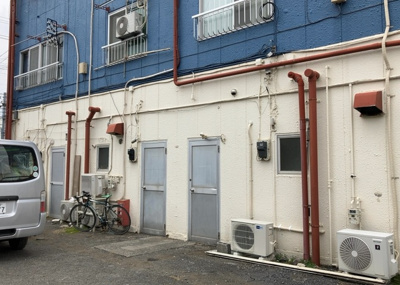 【外観】 | シャトル愛川 | 土地を買う際、住む地域の自治体や福祉の補助制度にも注目してみましょう。子供や老人の医療補助やゴミ出しのルールなど、自治体によってルールに大きな違いがあるため、暮らしやすい土地で判断するとよいでしょう。