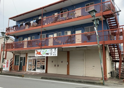 【外観】 | シャトル愛川 | 現地に行くなら、物件の周囲の地形がどうなっているかを見ることも大切です。周辺より低くなっている土地では、大雨などで水が集まりやすいため、地盤が弱くなっているということも考えられるため、注意が必要です。