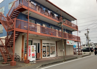 【外観】 | シャトル愛川 | 隣家の土地はどうなっているのか、生活利便施設が近くにあるのか、学校まで近いかなど、お客様のライフスタイルにあわせたイメージが重要です。また、近くにあると困る施設が近くにないかも確認するといいでしょう。
