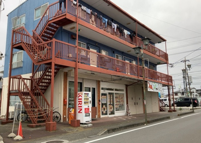 【外観】 | シャトル愛川 | 土地購入を検討されている場合、境界杭がない状態で購入してしまうと境界確定測量をする必要があり、費用がかかります。購入の前に、売主、隣土地所有者立ち合いのもと境界を確定し境界杭を設置するのがベストです。