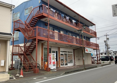 【外観】 | シャトル愛川 | 人が暮らすうえで日光は大切な要素となります。日当たりの良さは譲れないポイントですね。併せて近くに大きな建築物の建築予定がないか、あるいはそれが可能な土地が近くにないか事前に確認することもお勧めします。