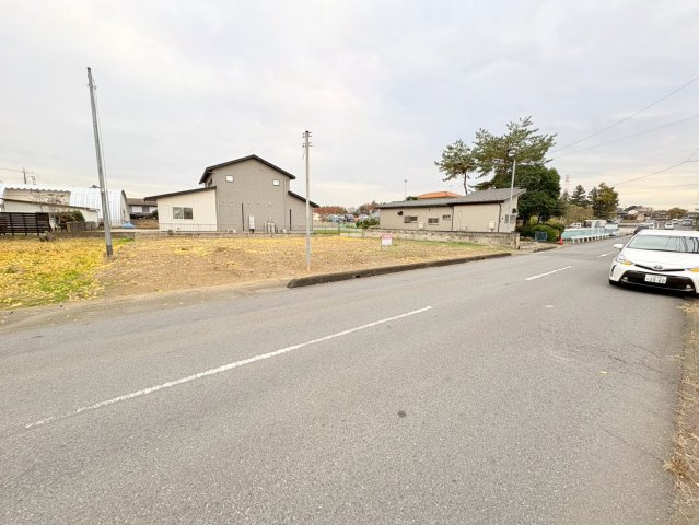 坂戸市石井　建築条件なし売地　東武東上線『北坂戸駅』徒歩33分　【勝呂小学区】の前面道路含む現地写真