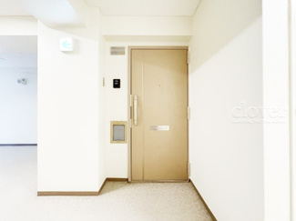 【その他共用部分】 | 皆様をお迎えする、お部屋の玄関ドア。開けやすさや開放角度、ドアノブの操作しやすさや鍵の形状などを、現地で一度ご確認ください。～即日のご見学可能～　お問合せはお気軽にどうぞ。