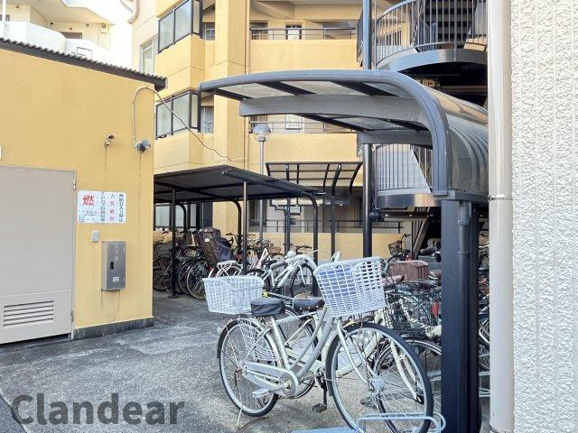 グリーンパーク第8綾瀬の駐輪場|ドキドキの新生活も、安心してスタート。ぴったりの住まいを見つけませんか？クランディアが一緒に住まい選びをサポートします‼　まずは、お気軽にお問合せください　＃クランディア