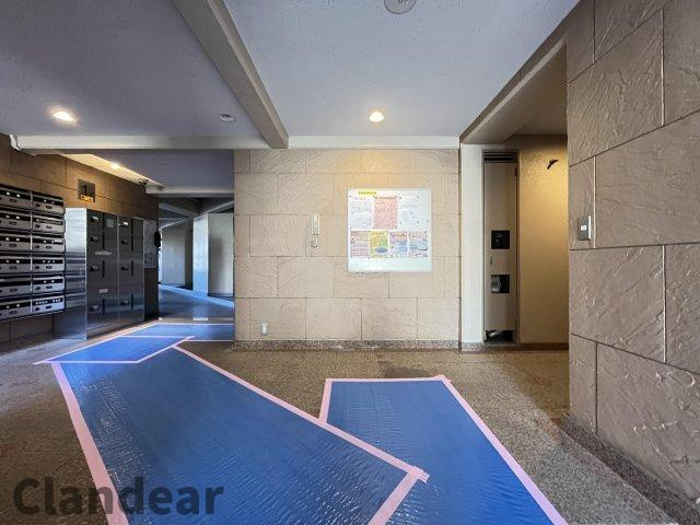 グリーンパーク第8綾瀬のロビー|ドキドキの新生活も、安心してスタート。ぴったりの住まいを見つけませんか？クランディアが一緒に住まい選びをサポートします‼　まずは、お気軽にお問合せください　＃クランディア