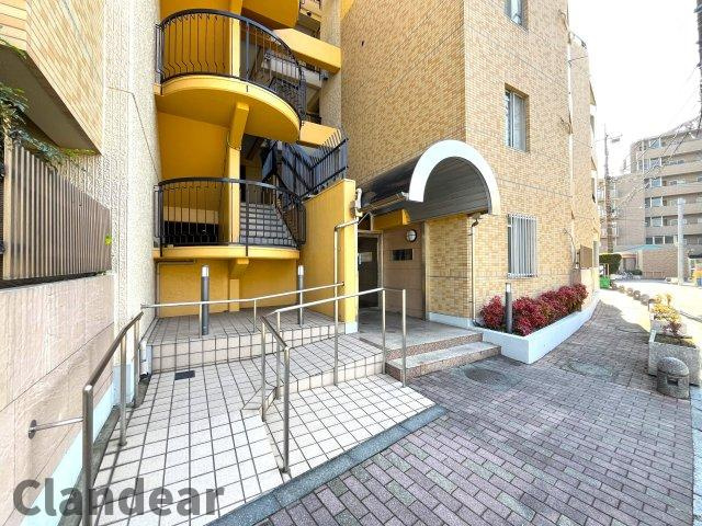 グリーンパーク第8綾瀬のエントランス|ドキドキの新生活も、安心してスタート。ぴったりの住まいを見つけませんか？クランディアが一緒に住まい選びをサポートします‼　まずは、お気軽にお問合せください　＃クランディア