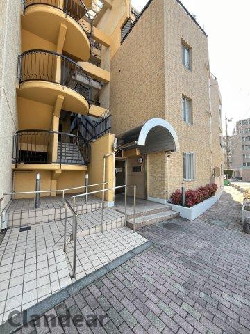 グリーンパーク第8綾瀬のエントランス|ドキドキの新生活も、安心してスタート。ぴったりの住まいを見つけませんか？クランディアが一緒に住まい選びをサポートします‼　まずは、お気軽にお問合せください　＃クランディア