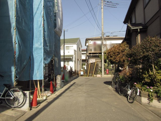 草加市谷塚上町 新築分譲住宅の前面道路含む現地写真