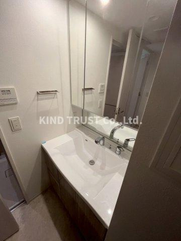 ソルレヴェンテ新梅田の洗面所|明るい洗面所です