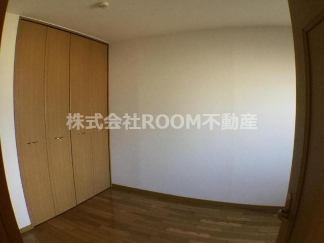 ユーミー由地の洋室