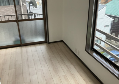 【寝室】 | シルバーハイツ | 寝室でゆっくりと過ごすためにはベッド周りの適度な空間を担保することや窓の位置、照明の明るさ、寝室の広さなどを考える必要があります。自身や家族の構成とライフスタイルに併せて寝室にする部屋を選びましょう！