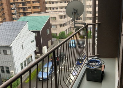 【バルコニー】 | シルバーハイツ | バルコニーは、室外の専用スペースのうち、「屋根がなく開放された空間」であるものを指します。ベランダより広いタイプのものが多く、日当たりもよいため家庭菜園などを楽しみたい人にとって適した環境となります。