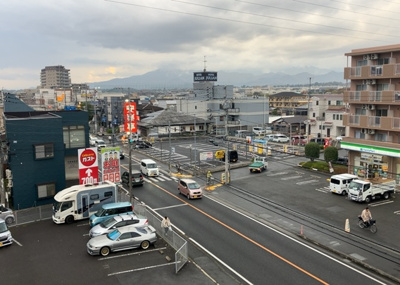 【展望】 | シルバーハイツ | 眺望の良さを楽しめるダイニングキッチンで家族団らんの時間を過ごしてはいかがでしょうか。バルコニーから見える景色を家族で眺める時間は、時間が経つのを忘れてしまいそうですね。是非、現地を見に行きましょう！