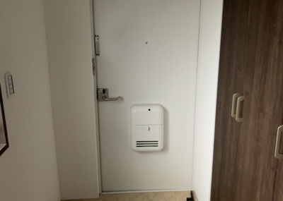 【玄関】 | シルバーハイツ | 玄関は家の顔でもあり、家族以外の目にも止まる場所です。玄関は外との間を仕切る扉、靴などをしまっておく収納スペース、靴脱ぎのたたきスペース、来客とのやり取りをするドアホンなど複数のアイテムからなります。