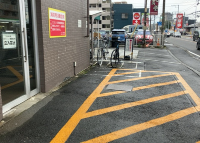 【駐車場】 | シルバーハイツ | 車一台あたりに必要なスペースは、標準サイズの普通自動車で横幅2m50cm、長さ5mは必要になります。ただし、乗降のことも考慮して横幅3m30cm、長さ5m50cmほどは確保できるところを選びましょう。