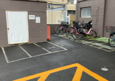 【中庭】 | シルバーハイツ | 中庭（パティオ）とは、一つの建築物の内部に設けられた、壁などで囲われている庭のことを指します。コの字型、ロの字型が主流ですが、L字型の中庭もあります。最近では、インテリア性の高さからも人気があります。