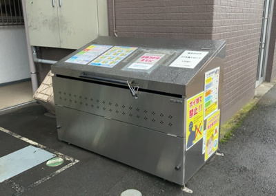 【設備】 | シルバーハイツ | 共有部分は、住民なら誰もが使える設備のこと。例えば駐車場やエレベーター、インターネット設備、セキュリティ設備などがあります。他にも、マンションの廊下・外部階段やエントランス・ゴミ置き場などがあります。