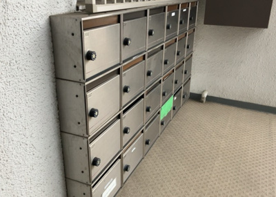 【設備】 | シルバーハイツ | エントランス付近に設置されている集合ポストは、住んでいる部屋と離れているため、ポストをあさるなど誰かに何かされていても被害に気づきにくいです。入居する時には他人に特定されにくい番号で鍵をかけましょう！