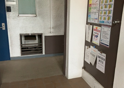 【ロビー】 | シルバーハイツ | ロビーというと、エントランスと何がちがうの？と思いますよね。実はロビーとエントランスには明確な決まりはありません。物件によっては、エントランスを入って広がるある程度の広さのある空間がロビーとなります。