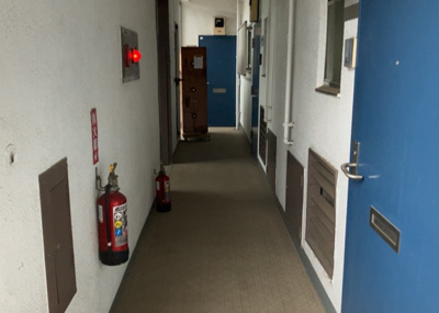 【その他共用部分】 | シルバーハイツ | 共有部分は、住民なら誰もが使える設備のこと。例えば駐車場やエレベーター、インターネット設備、セキュリティ設備などがあります。他にも、マンションの廊下・外部階段やエントランス・ゴミ置き場などがあります。