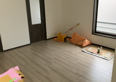 【居間・リビング】 | シルバーハイツ | リビングの間取りの種類は大きくわけてリビングとダイニングが別になっているタイプ、リビングダイニング一体型です。どちらも一長一短ですので、家を選ぶ時はその両面をチェックして決めるようにしましょう。