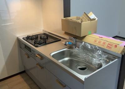 【キッチン】 | シルバーハイツ | 標準的なシステムキッチンの横幅は、165cm～300cm程度です。2100・2400・2550・2700などミリ単位で表記されます。普段どのように料理をするのかを想定しながら合ったサイズを選びましょう