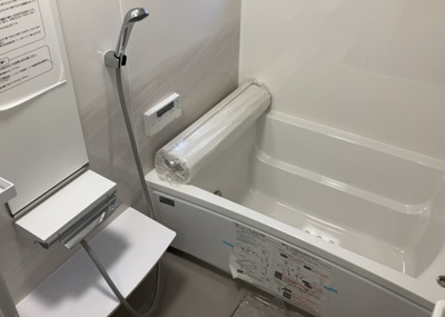 【浴室】 | シルバーハイツ | 入浴時の快適さも大事なことですが、綺麗な状態を維持できなければ気持ちよく入浴できません。毎日の掃除が楽という点は大事なポイントになります！カビが生えにくく掃除がしやすい、壁や浴槽を選ぶといいでしょう。