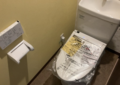 【トイレ】 | シルバーハイツ | トイレは大きさや形、機能、抗菌性などが異なる多種多彩なタイプが各メーカーから出ています。それぞれに良さがあるため、事前にどういったタイプのトイレがいいのかをご家庭内で決めて、内見に行くといいでしょう。